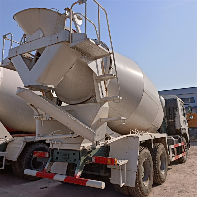 HOWO HOWO-mixer pump truck - Camión hormigonera con bomba: foto 5 HOWO HOWO-mixer pump truck - Camión hormigonera con bomba: foto 5