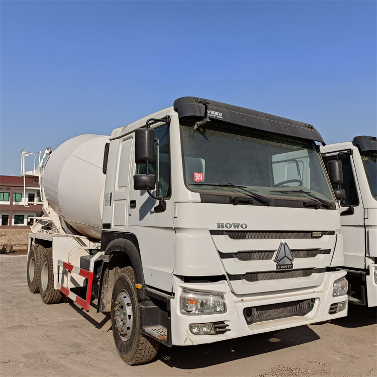 HOWO HOWO-white mixer pump truck - Camión hormigonera con bomba: foto 2 HOWO HOWO-white mixer pump truck - Camión hormigonera con bomba: foto 2