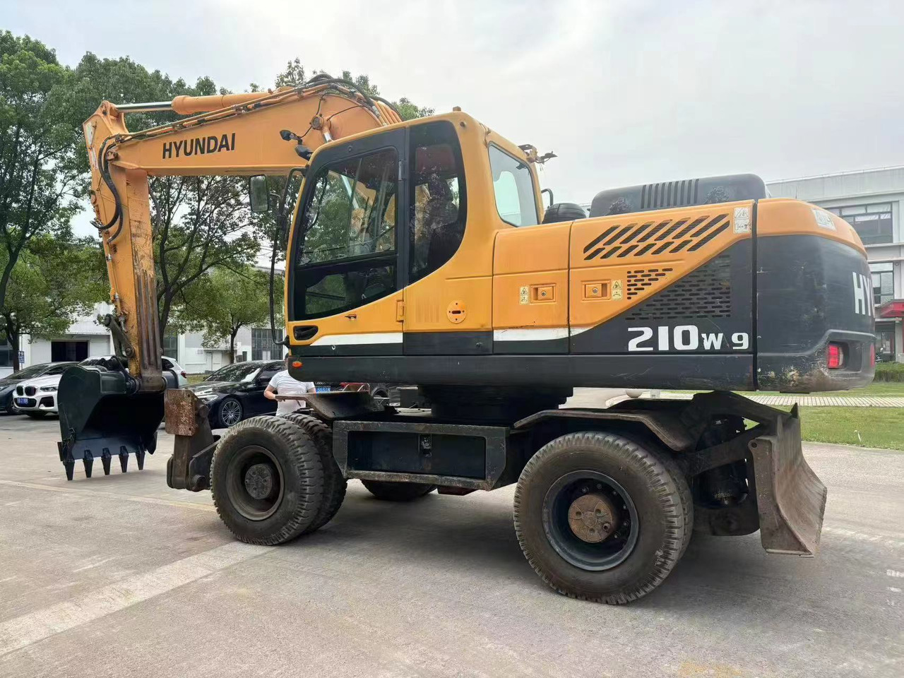 HYUNDAI R210W-9 - Excavadora de ruedas: foto 5 HYUNDAI R210W-9 - Excavadora de ruedas: foto 5