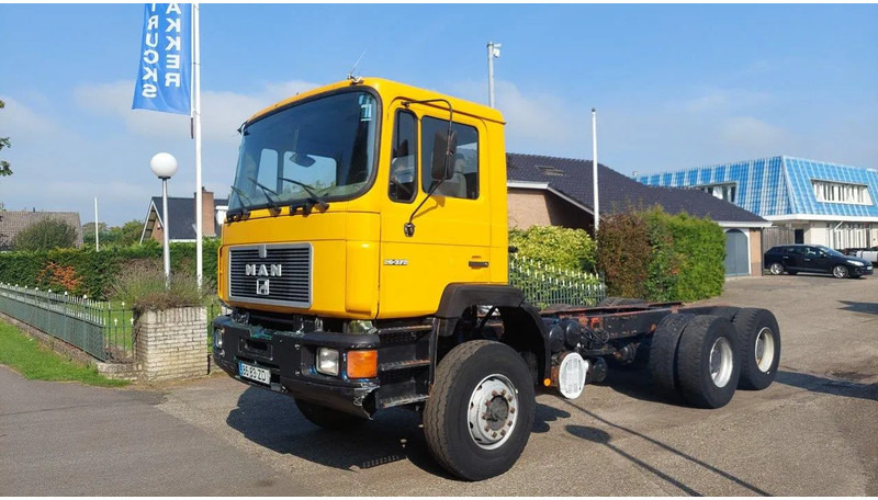 MAN 26.372 MANUAL ZF GEARBOX STEEL SUSPENSION 6X4 - Camión chasis: foto 1 MAN 26.372 MANUAL ZF GEARBOX STEEL SUSPENSION 6X4 - Camión chasis: foto 1