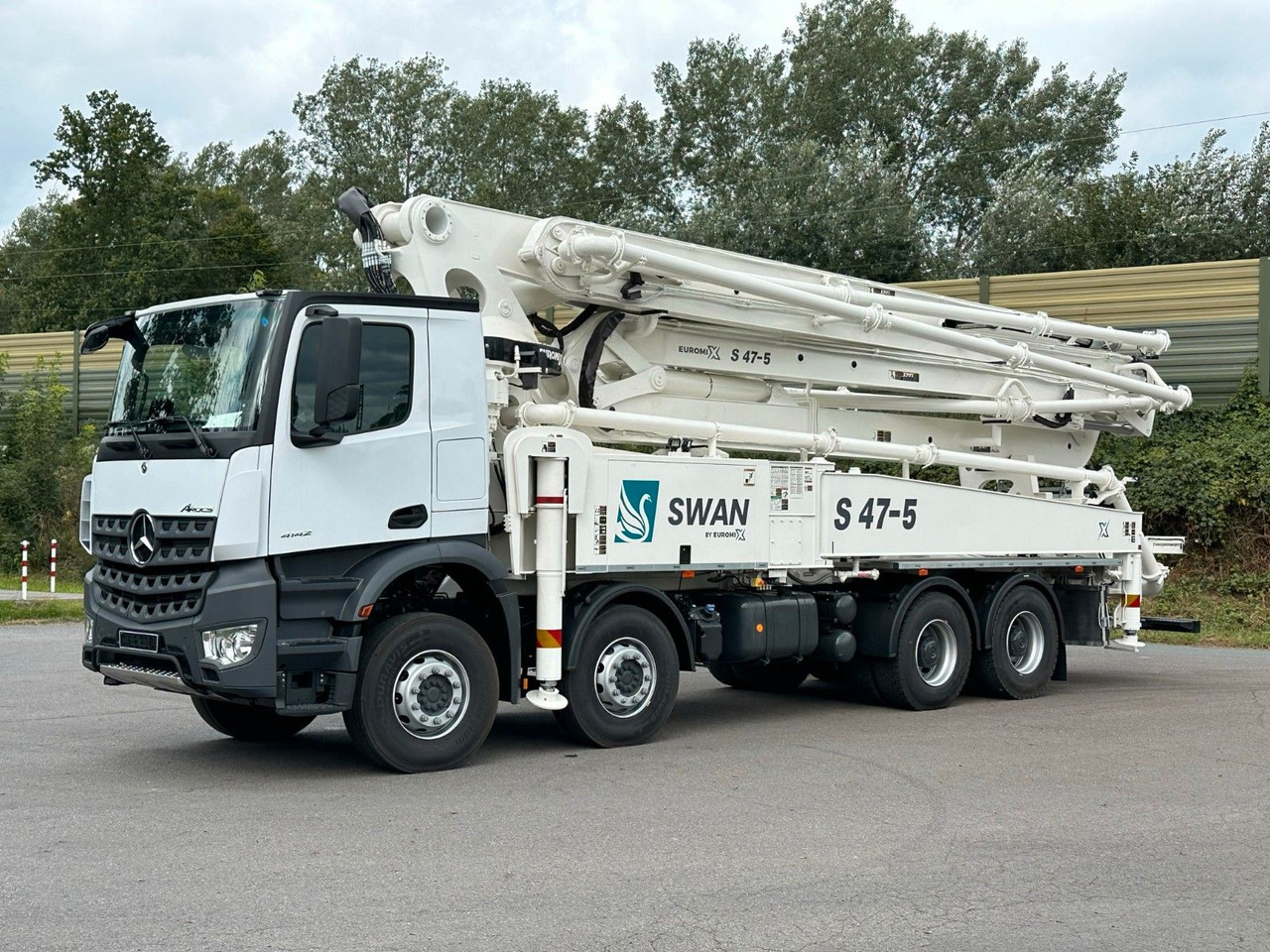 Mercedes-Benz Arocs 5 4142 8x4 SWAN TSP 47-5 160RZ ( 47m ) - Camión bomba de hormigón: foto 1 Mercedes-Benz Arocs 5 4142 8x4 SWAN TSP 47-5 160RZ ( 47m ) - Camión bomba de hormigón: foto 1