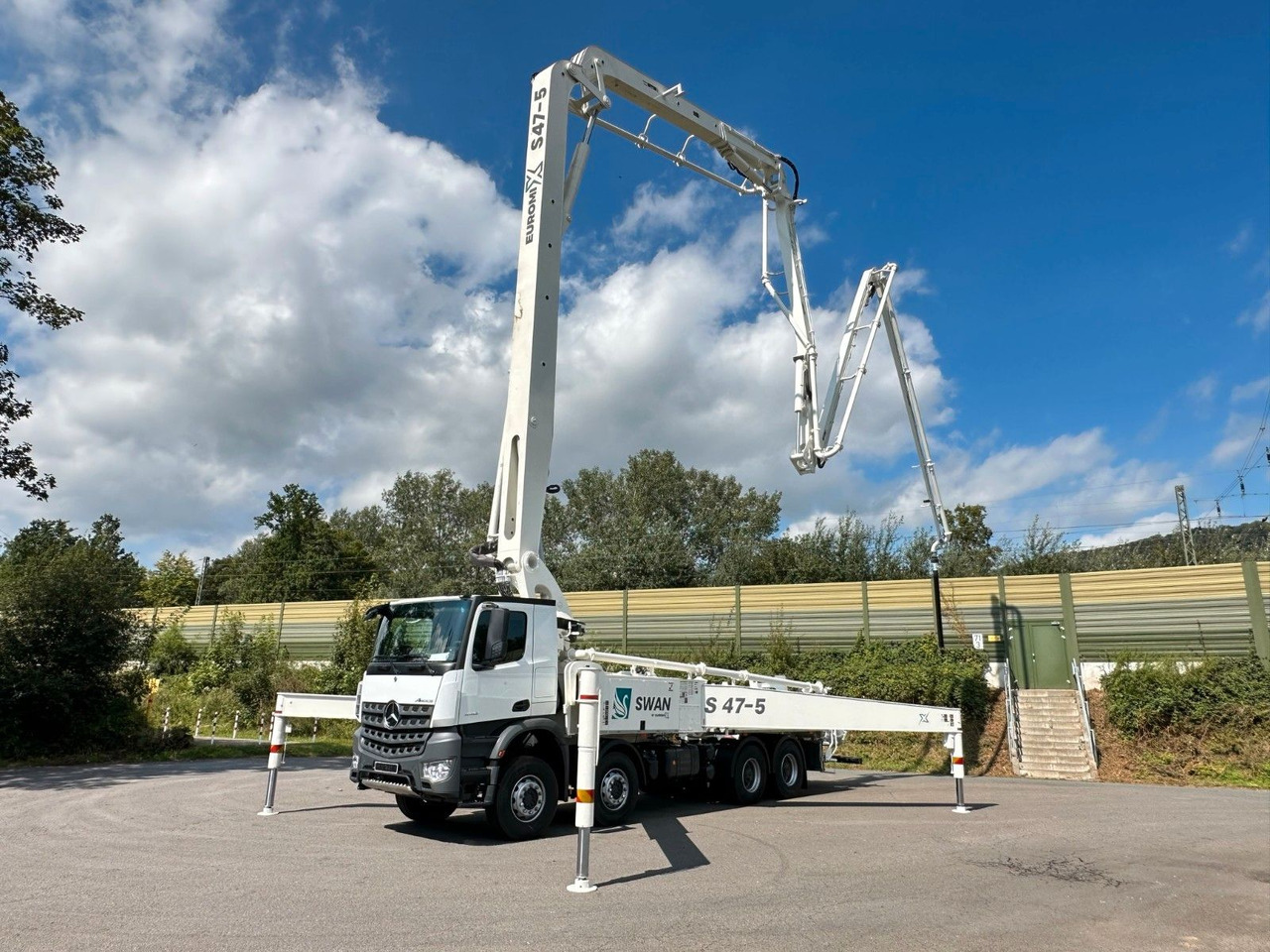 Mercedes-Benz Arocs 5 4142 8x4 SWAN TSP 47-5 160RZ ( 47m ) - Camión bomba de hormigón: foto 1 Mercedes-Benz Arocs 5 4142 8x4 SWAN TSP 47-5 160RZ ( 47m ) - Camión bomba de hormigón: foto 1