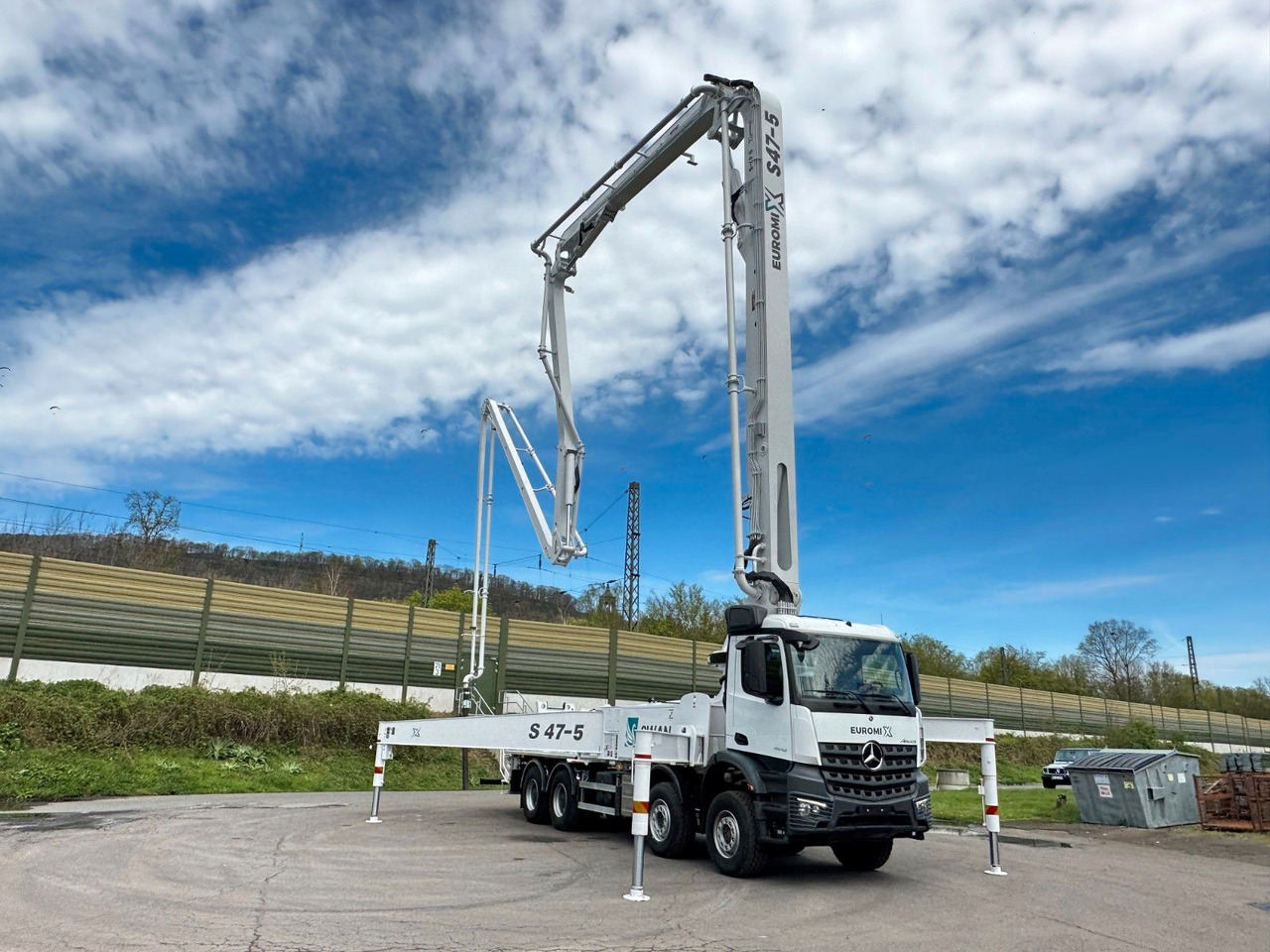 Mercedes-Benz Arocs 5 4542 8x4 SWAN TSP 47-5 160RZ ( 47m ) - Camión bomba de hormigón: foto 4 Mercedes-Benz Arocs 5 4542 8x4 SWAN TSP 47-5 160RZ ( 47m ) - Camión bomba de hormigón: foto 4