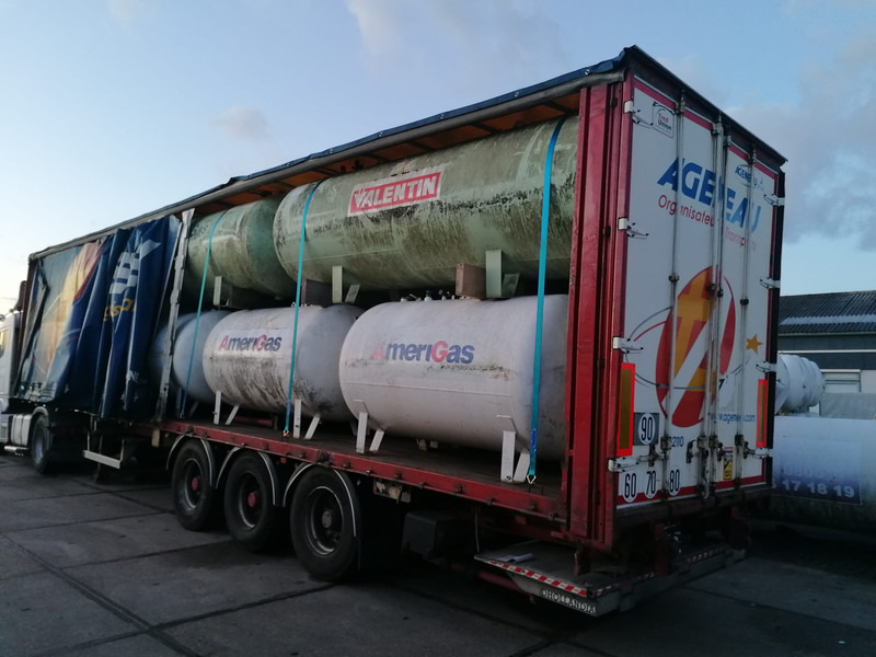 Curtain semi-trailer with used aboveground 2700 &4850L tanks Gas, Gaz, LPG, GPL, Propane, Butane tank ID 8.370 - Semirremolque lona: foto 1 Curtain semi-trailer with used aboveground 2700 &4850L tanks Gas, Gaz, LPG, GPL, Propane, Butane tank ID 8.370 - Semirremolque lona: foto 1