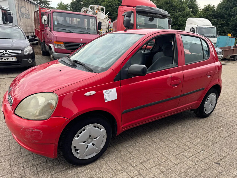 Toyota Yaris **5DOORS-PETROL** - Sedan: foto 1 Toyota Yaris **5DOORS-PETROL** - Sedan: foto 1