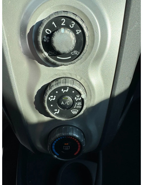 Hatchback Toyota Yaris **PETROL-ESSENCE-AC**: foto 12