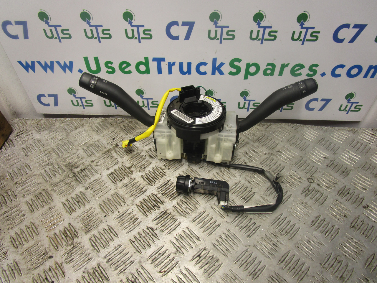 ISUZU N75 4HK1 WIPER/INDICATOR STALK COMPLETE - Cabina e interior para Camión: foto 1 ISUZU N75 4HK1 WIPER/INDICATOR STALK COMPLETE - Cabina e interior para Camión: foto 1