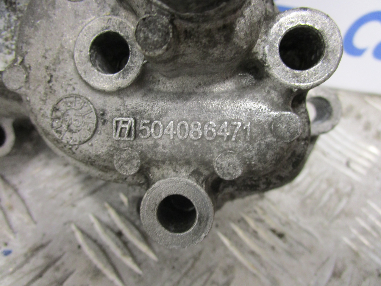 IVECO DAILY 3.0 OIL FILTER HOUSING P/NO 504086471 504086470 - Motor y piezas para Camión: foto 2 IVECO DAILY 3.0 OIL FILTER HOUSING P/NO 504086471 504086470 - Motor y piezas para Camión: foto 2