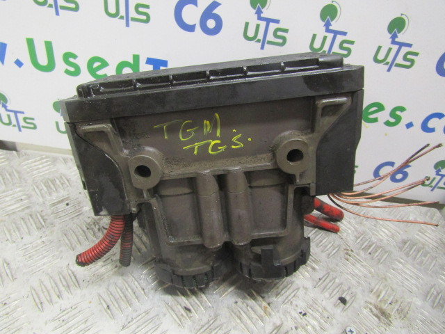 MAN TGS/TGX EBS MODULATOR P/NO 81.52106.6042 / K020024N00 - Piezas de freno para Camión: foto 1 MAN TGS/TGX EBS MODULATOR P/NO 81.52106.6042 / K020024N00 - Piezas de freno para Camión: foto 1