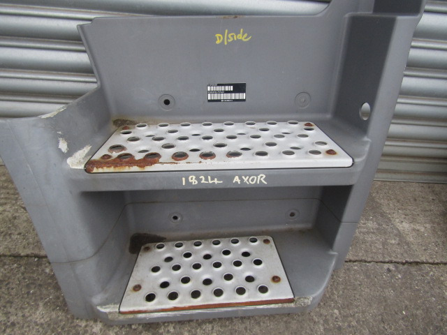 MERCEDES AXOR PASSENGER SIDE CAB STEP - Cabina e interior para Camión: foto 2 MERCEDES AXOR PASSENGER SIDE CAB STEP - Cabina e interior para Camión: foto 2