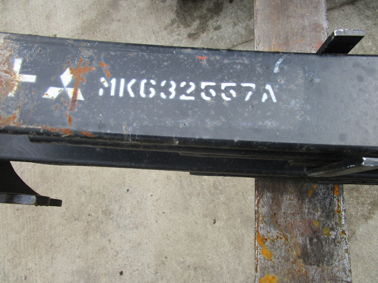 MITSUBISHI FUSO 8T REAR SPRINGS MK632557 - Suspensión para Camión: foto 2 MITSUBISHI FUSO 8T REAR SPRINGS MK632557 - Suspensión para Camión: foto 2