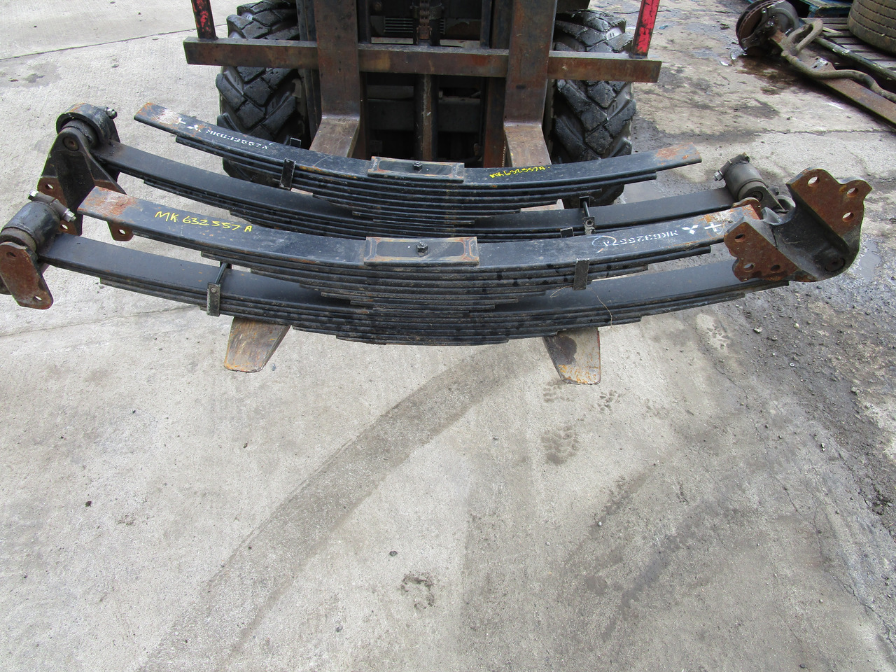 MITSUBISHI FUSO 8T REAR SPRINGS MK632557 - Suspensión para Camión: foto 1 MITSUBISHI FUSO 8T REAR SPRINGS MK632557 - Suspensión para Camión: foto 1