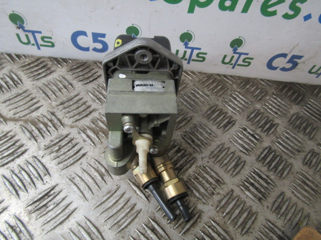 VOLVO FE HAND BRAKE CONTROL UNIT WABCO 20763929 - Sistema eléctrico para Camión: foto 2 VOLVO FE HAND BRAKE CONTROL UNIT WABCO 20763929 - Sistema eléctrico para Camión: foto 2