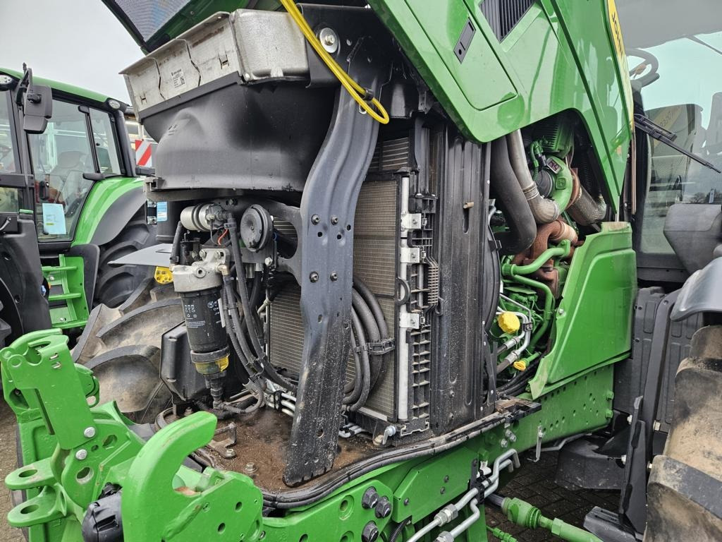 John Deere 6R215 - Tractor: foto 4 John Deere 6R215 - Tractor: foto 4