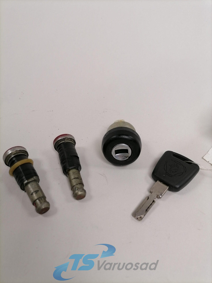 Scania Ignition lock + door lock set 1744065 - Puerta y piezas para Camión: foto 1 Scania Ignition lock + door lock set 1744065 - Puerta y piezas para Camión: foto 1