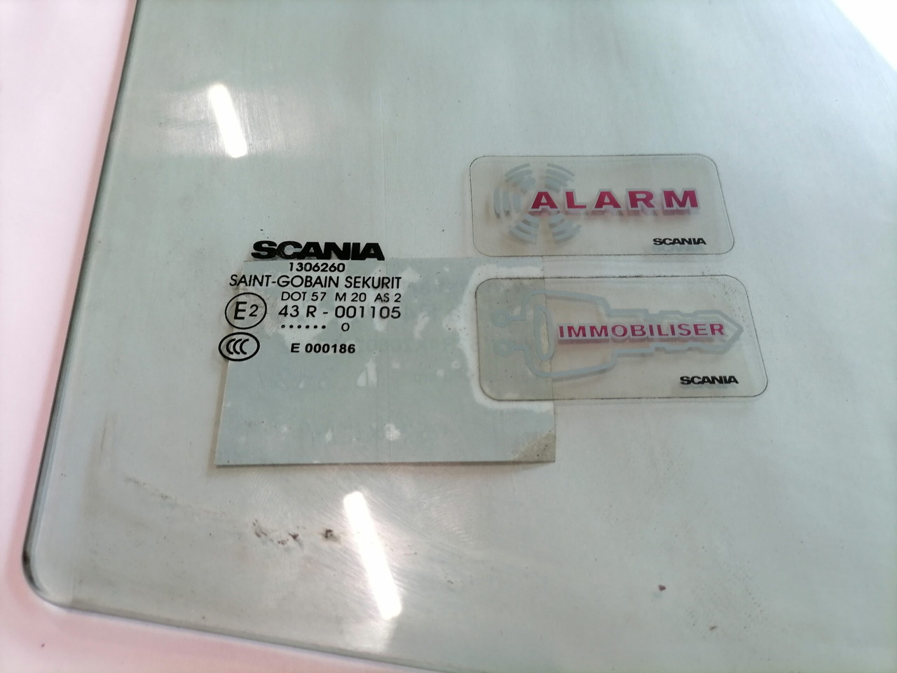 Scania Küljeklaas, parem 1306260 - Ventana y piezas para Camión: foto 3 Scania Küljeklaas, parem 1306260 - Ventana y piezas para Camión: foto 3