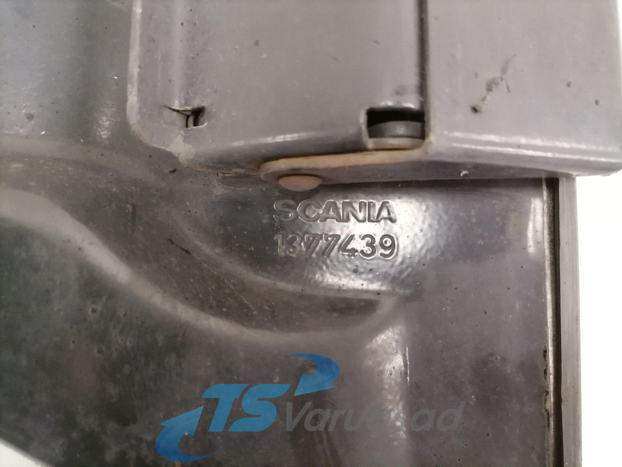Scania Mudguard bracket 1377439 - Pieza universal para Camión: foto 3 Scania Mudguard bracket 1377439 - Pieza universal para Camión: foto 3