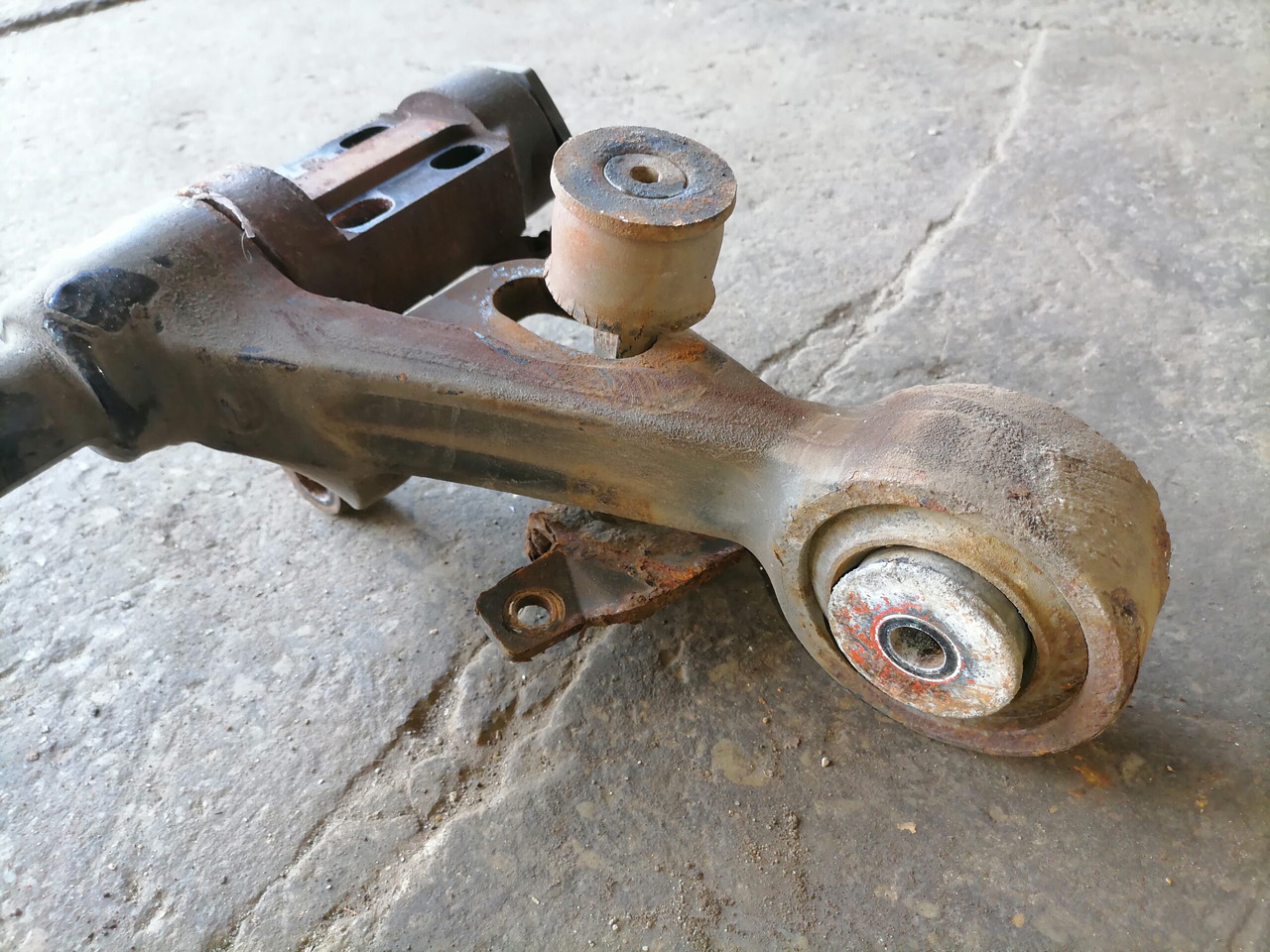 Volvo Anti-roll bar 3198853 - Suspensión de cabina para Camión: foto 4 Volvo Anti-roll bar 3198853 - Suspensión de cabina para Camión: foto 4