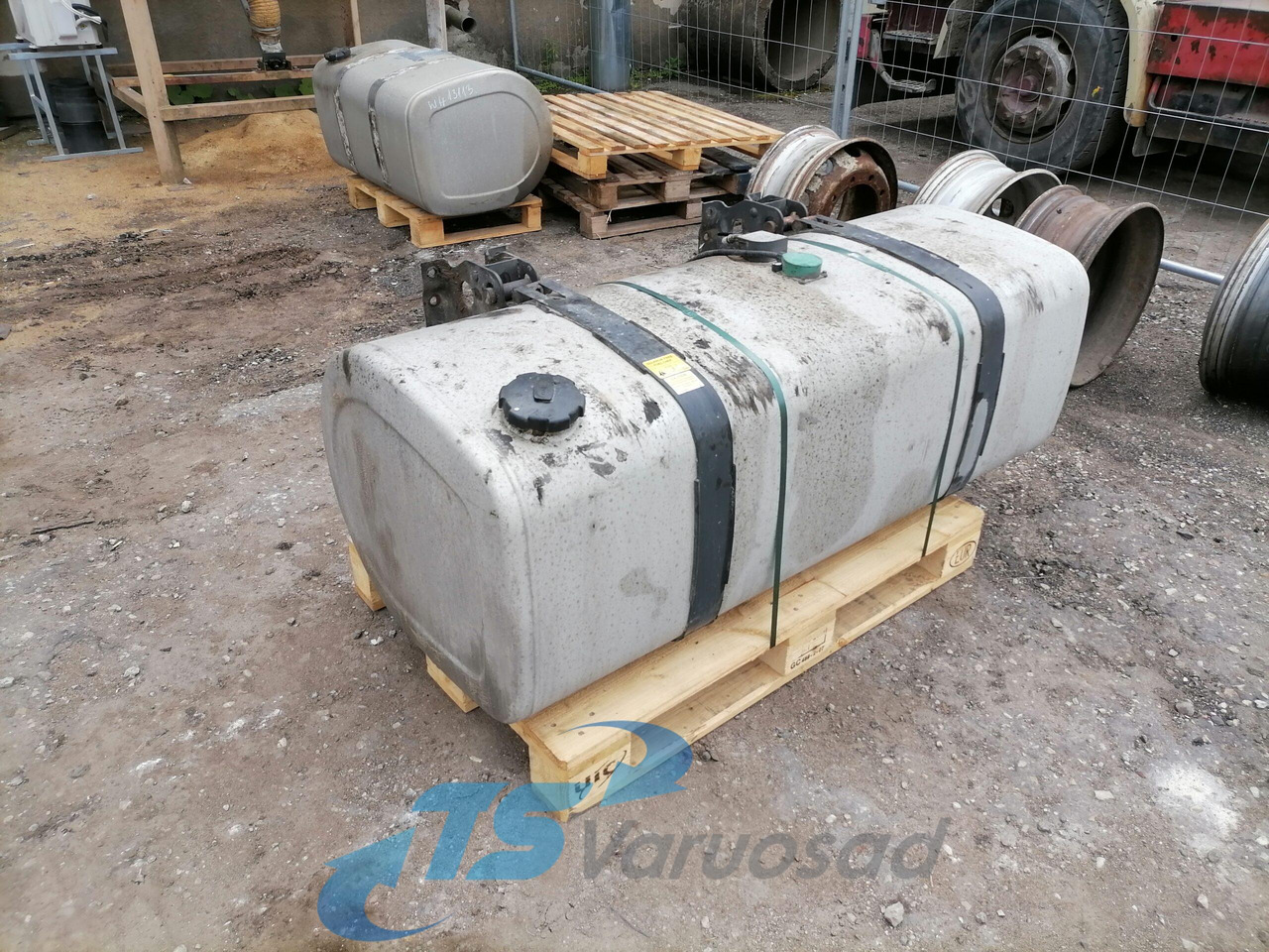 Volvo Kütusepaak 475L 22038784 - Depósito de combustible para Camión: foto 1 Volvo Kütusepaak 475L 22038784 - Depósito de combustible para Camión: foto 1
