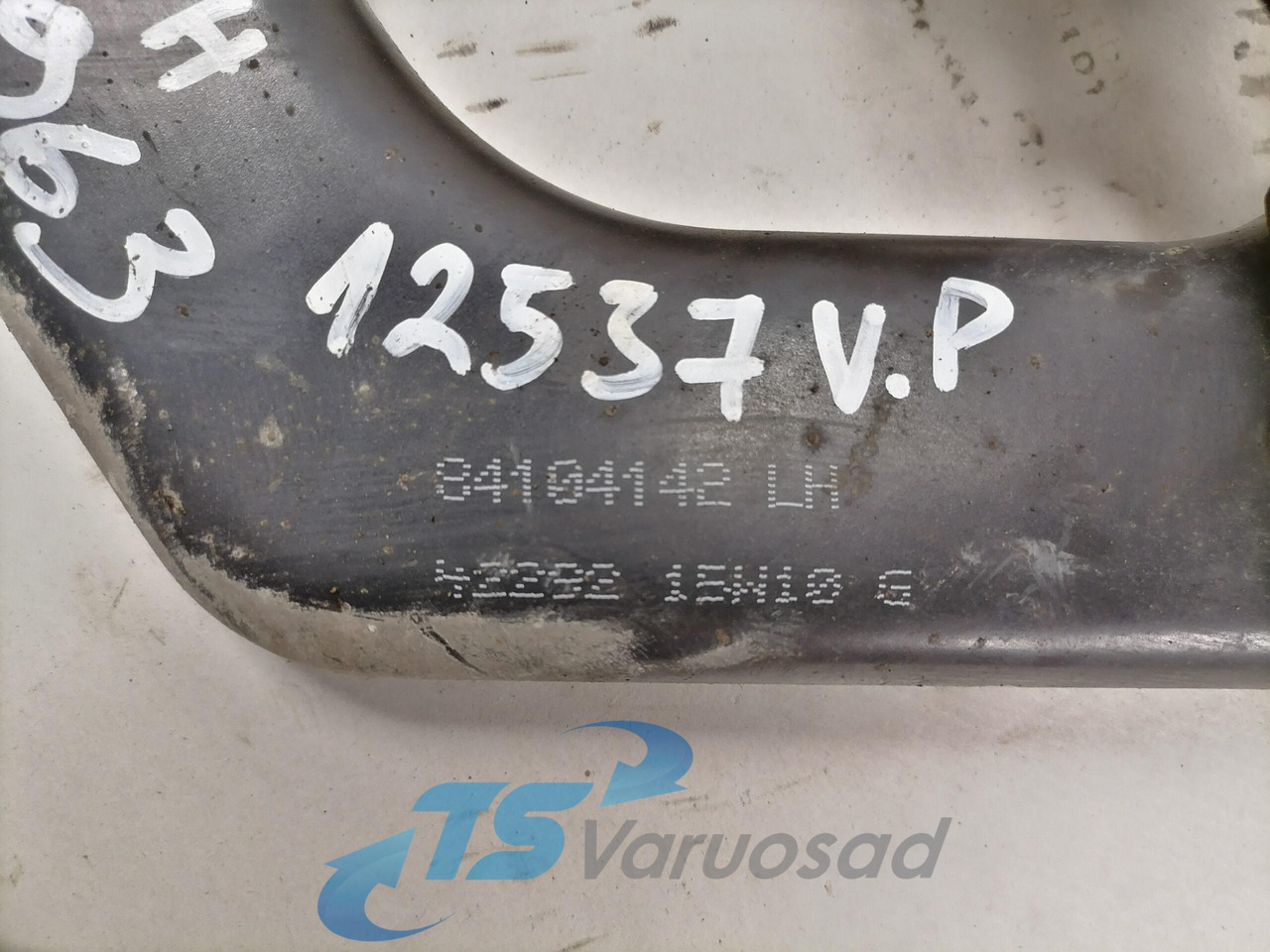 Volvo lower grille carrier hinge 84104142 - Parrilla para Camión: foto 3 Volvo lower grille carrier hinge 84104142 - Parrilla para Camión: foto 3