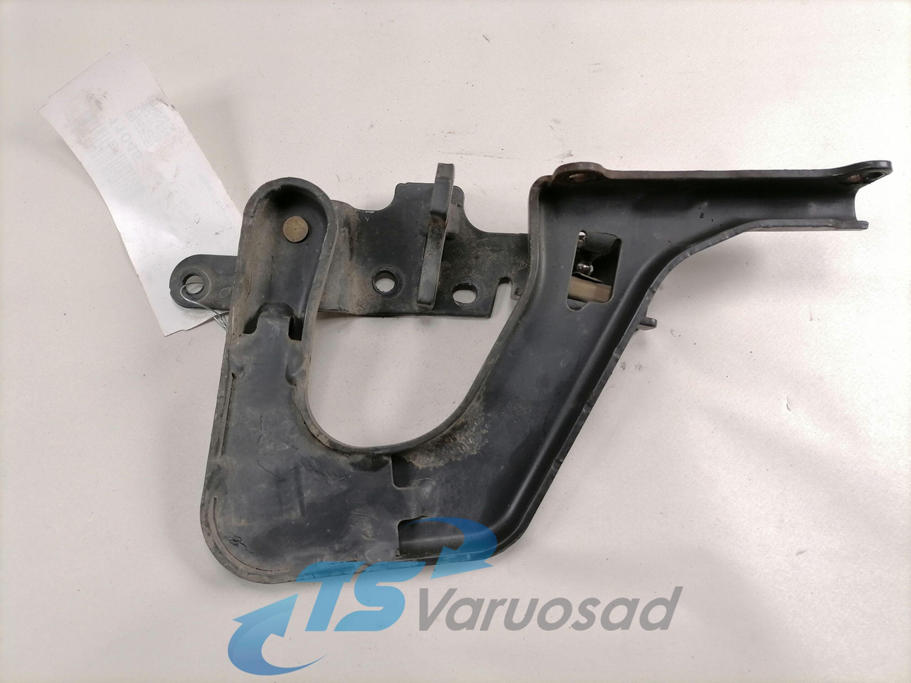 Volvo lower grille carrier hinge 84104144 - Parrilla para Camión: foto 2 Volvo lower grille carrier hinge 84104144 - Parrilla para Camión: foto 2