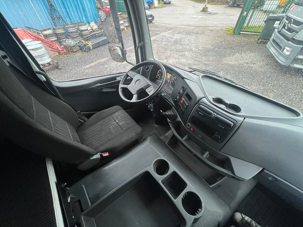 Mercedes-Benz 1324 4X2 Koffer Plane 6 to. Hebebühne Mercedes-Benz 1324 4X2 Koffer Plane 6 to. Hebebühne - Camión caja cerrada: foto 2 Mercedes-Benz 1324 4X2 Koffer Plane 6 to. Hebebühne Mercedes-Benz 1324 4X2 Koffer Plane 6 to. Hebebühne - Camión caja cerrada: foto 2