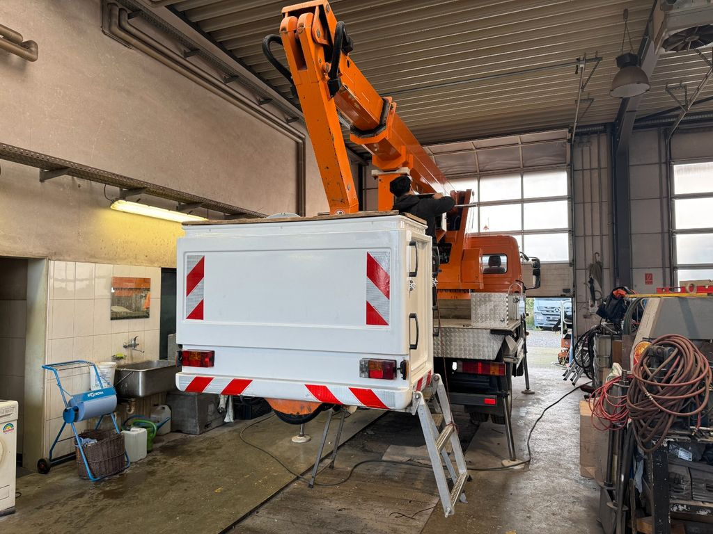 Mercedes-Benz 815 4x2 Hubarbeitsbühne Wumag 170 high 17 m Mercedes-Benz 815 4x2 Hubarbeitsbühne Wumag 170 high 17 m - Camión con plataforma elevadora, Furgoneta: foto 4 Mercedes-Benz 815 4x2 Hubarbeitsbühne Wumag 170 high 17 m Mercedes-Benz 815 4x2 Hubarbeitsbühne Wumag 170 high 17 m - Camión con plataforma elevadora, Furgoneta: foto 4