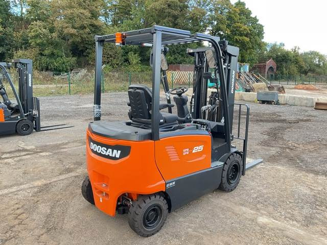 Doosan B25X-7 PLUS - Carretilla elevadora eléctrica: foto 3 Doosan B25X-7 PLUS - Carretilla elevadora eléctrica: foto 3