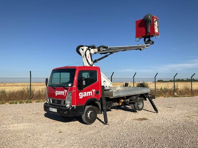 Nissan NT400 Cabstar - Camión con plataforma elevadora: foto 1 Nissan NT400 Cabstar - Camión con plataforma elevadora: foto 1