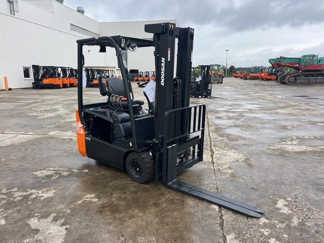 Doosan B15T-7 PLUS - Carretilla elevadora eléctrica: foto 4 Doosan B15T-7 PLUS - Carretilla elevadora eléctrica: foto 4