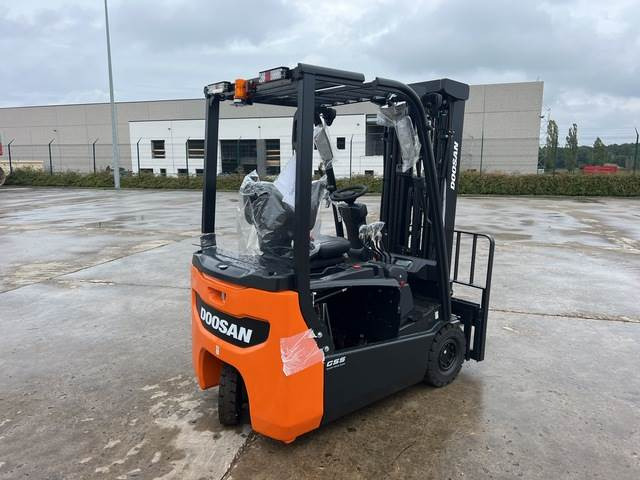 Doosan B15T-7 PLUS - Carretilla elevadora eléctrica: foto 3 Doosan B15T-7 PLUS - Carretilla elevadora eléctrica: foto 3