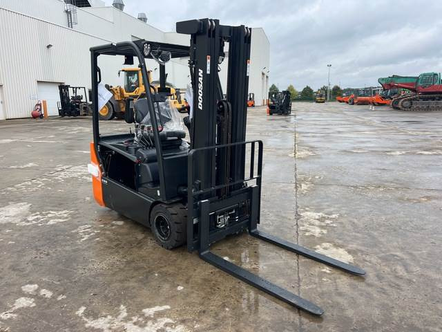 Doosan B20T-7 PLUS - Carretilla elevadora eléctrica: foto 4 Doosan B20T-7 PLUS - Carretilla elevadora eléctrica: foto 4