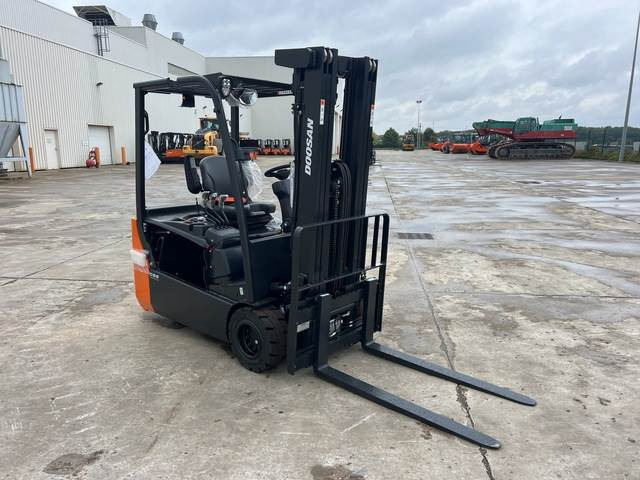 Doosan B20T-7 PLUS - Carretilla elevadora eléctrica: foto 4 Doosan B20T-7 PLUS - Carretilla elevadora eléctrica: foto 4