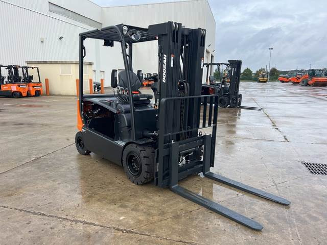 Doosan B30X-7 PLUS - Carretilla elevadora eléctrica: foto 4 Doosan B30X-7 PLUS - Carretilla elevadora eléctrica: foto 4