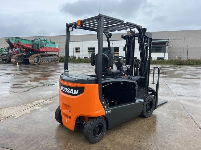 Doosan B30X-7 PLUS - Carretilla elevadora eléctrica: foto 3 Doosan B30X-7 PLUS - Carretilla elevadora eléctrica: foto 3