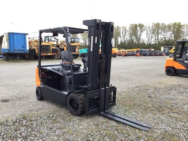 Doosan B35X-7 PLUS - Carretilla elevadora eléctrica: foto 4 Doosan B35X-7 PLUS - Carretilla elevadora eléctrica: foto 4