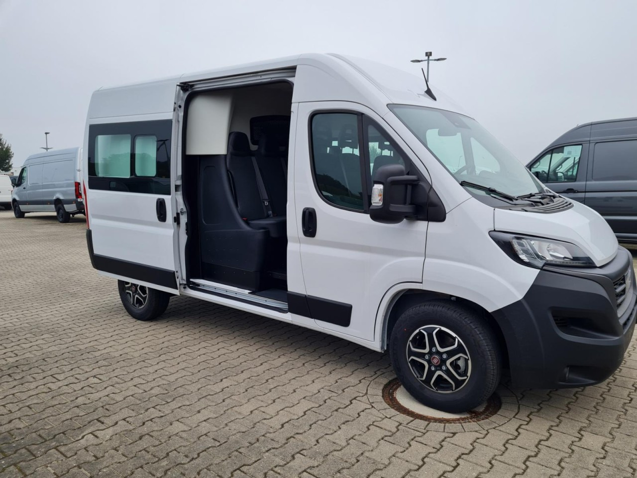 Fiat Ducato 35 Kasten Doka 7-Sitze 2x Schiebetür Maxi L2H2 - Furgón, Furgoneta combi: foto 3 Fiat Ducato 35 Kasten Doka 7-Sitze 2x Schiebetür Maxi L2H2 - Furgón, Furgoneta combi: foto 3