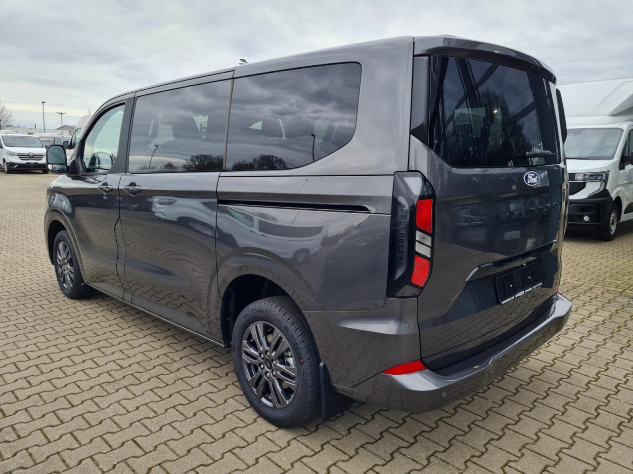 Ford Tourneo Custom 320 L1 AG Titanium X AHK LED NAVI 2X SCHIEBE - Furgoneta de pasajeros: foto 5 Ford Tourneo Custom 320 L1 AG Titanium X AHK LED NAVI 2X SCHIEBE - Furgoneta de pasajeros: foto 5