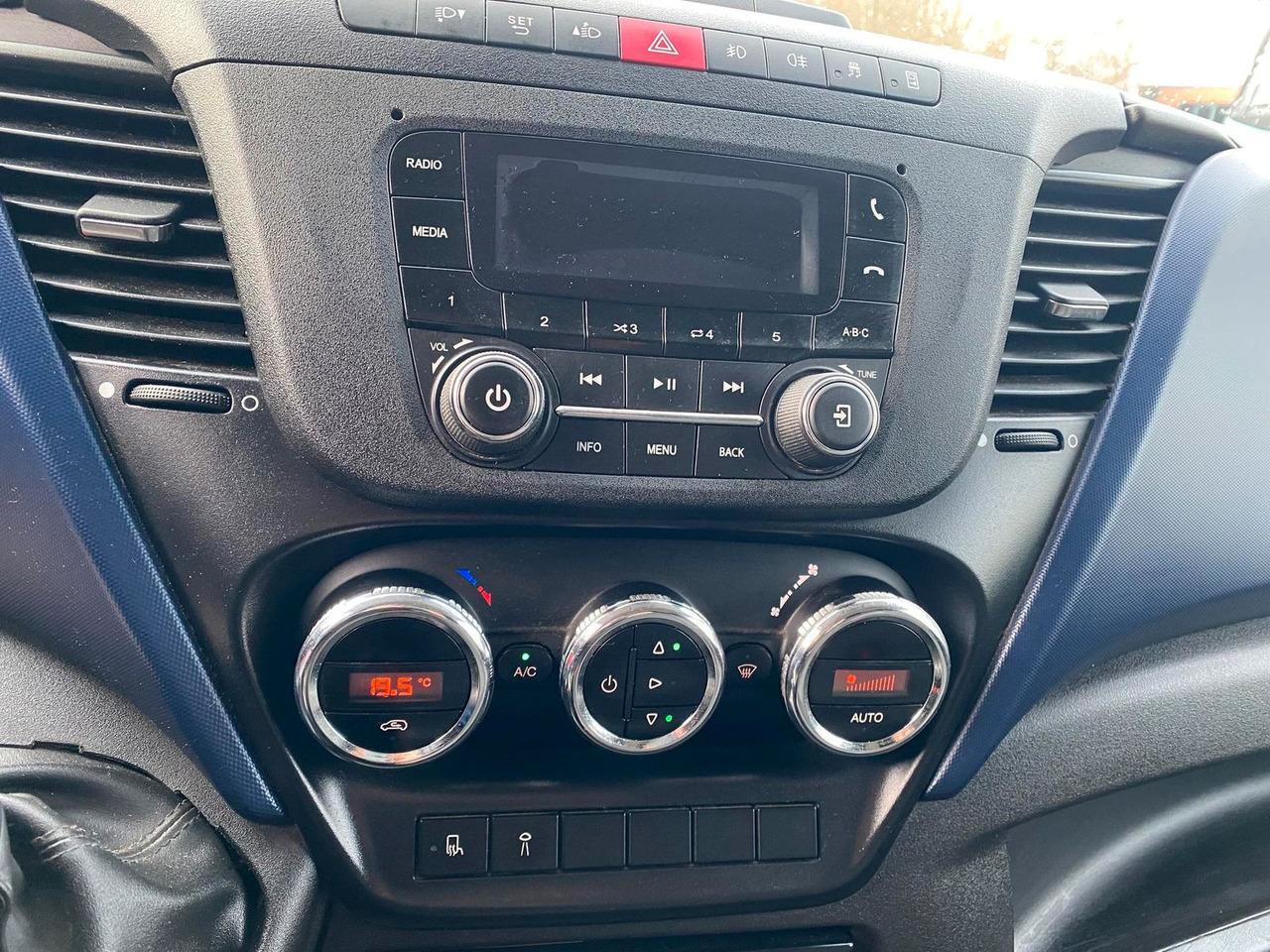 Furgón Iveco Daily 50C18HA8V 3520L *AHK* KLIMA*Sitzheizung...: foto 15