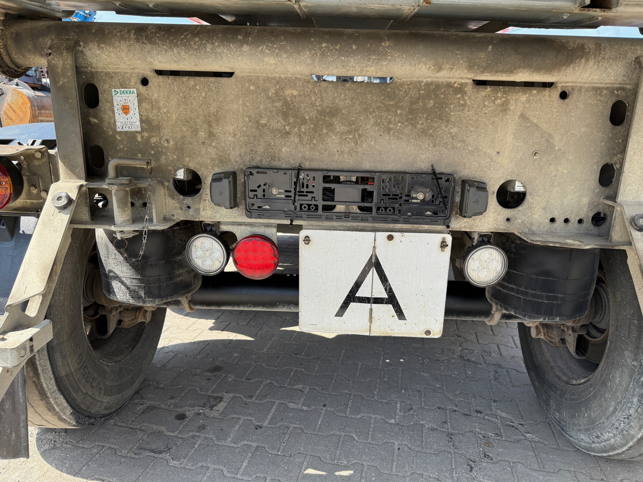 Camión volquete Mercedes-Benz 1851 Arocs ECHTER 4x4 mit Schmitz Kippauflieger: foto 16 Camión volquete Mercedes-Benz 1851 Arocs ECHTER 4x4 mit Schmitz Kippauflieger: foto 16