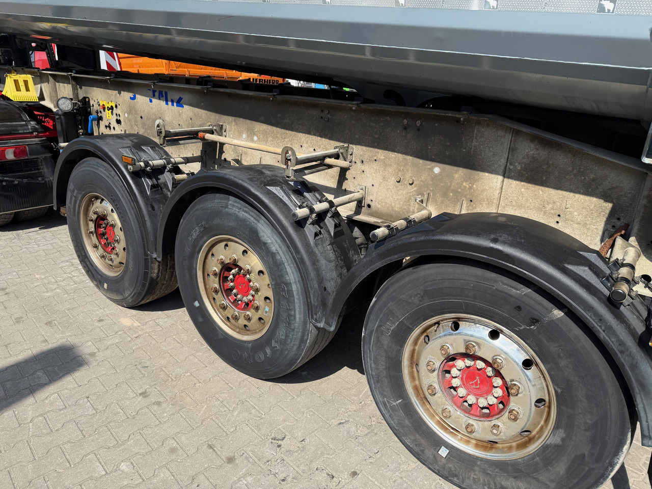 Camión volquete Mercedes-Benz 1851 Arocs ECHTER 4x4 mit Schmitz Kippauflieger: foto 15 Camión volquete Mercedes-Benz 1851 Arocs ECHTER 4x4 mit Schmitz Kippauflieger: foto 15