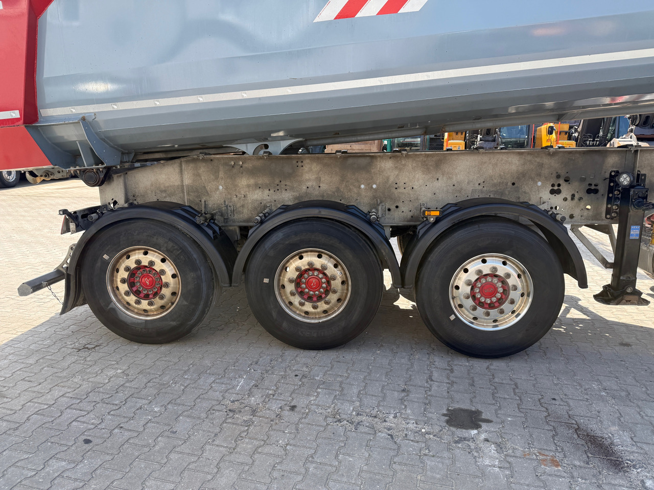 Camión volquete Mercedes-Benz 1851 Arocs ECHTER 4x4 mit Schmitz Kippauflieger: foto 17 Camión volquete Mercedes-Benz 1851 Arocs ECHTER 4x4 mit Schmitz Kippauflieger: foto 17