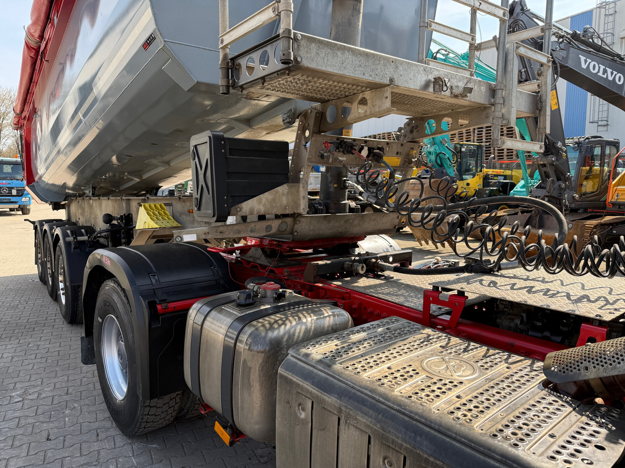 Camión volquete Mercedes-Benz 1851 Arocs ECHTER 4x4 mit Schmitz Kippauflieger: foto 20 Camión volquete Mercedes-Benz 1851 Arocs ECHTER 4x4 mit Schmitz Kippauflieger: foto 20