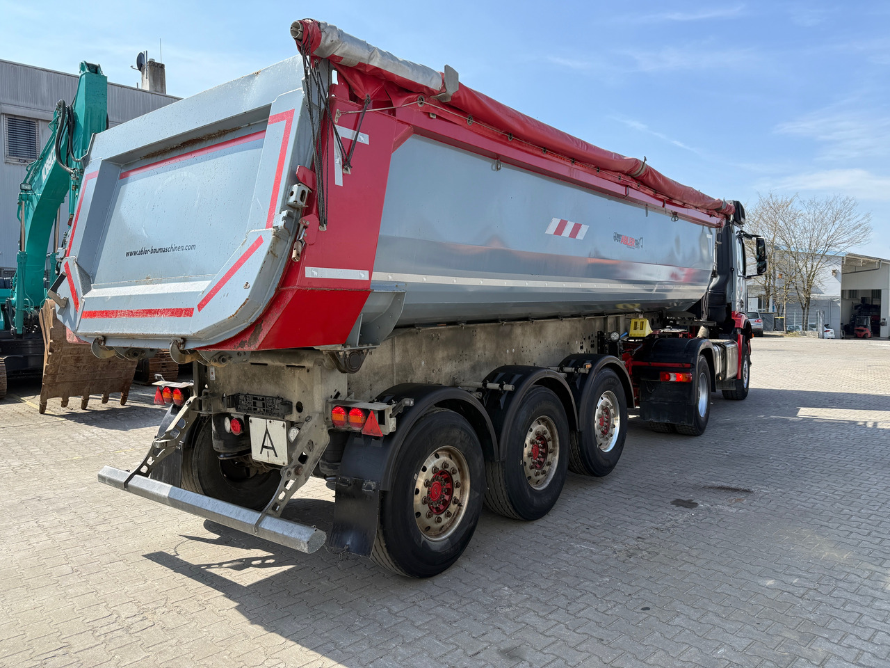 Mercedes-Benz 1851 Arocs ECHTER 4x4 mit Schmitz Kippauflieger - Camión volquete: foto 4 Mercedes-Benz 1851 Arocs ECHTER 4x4 mit Schmitz Kippauflieger - Camión volquete: foto 4