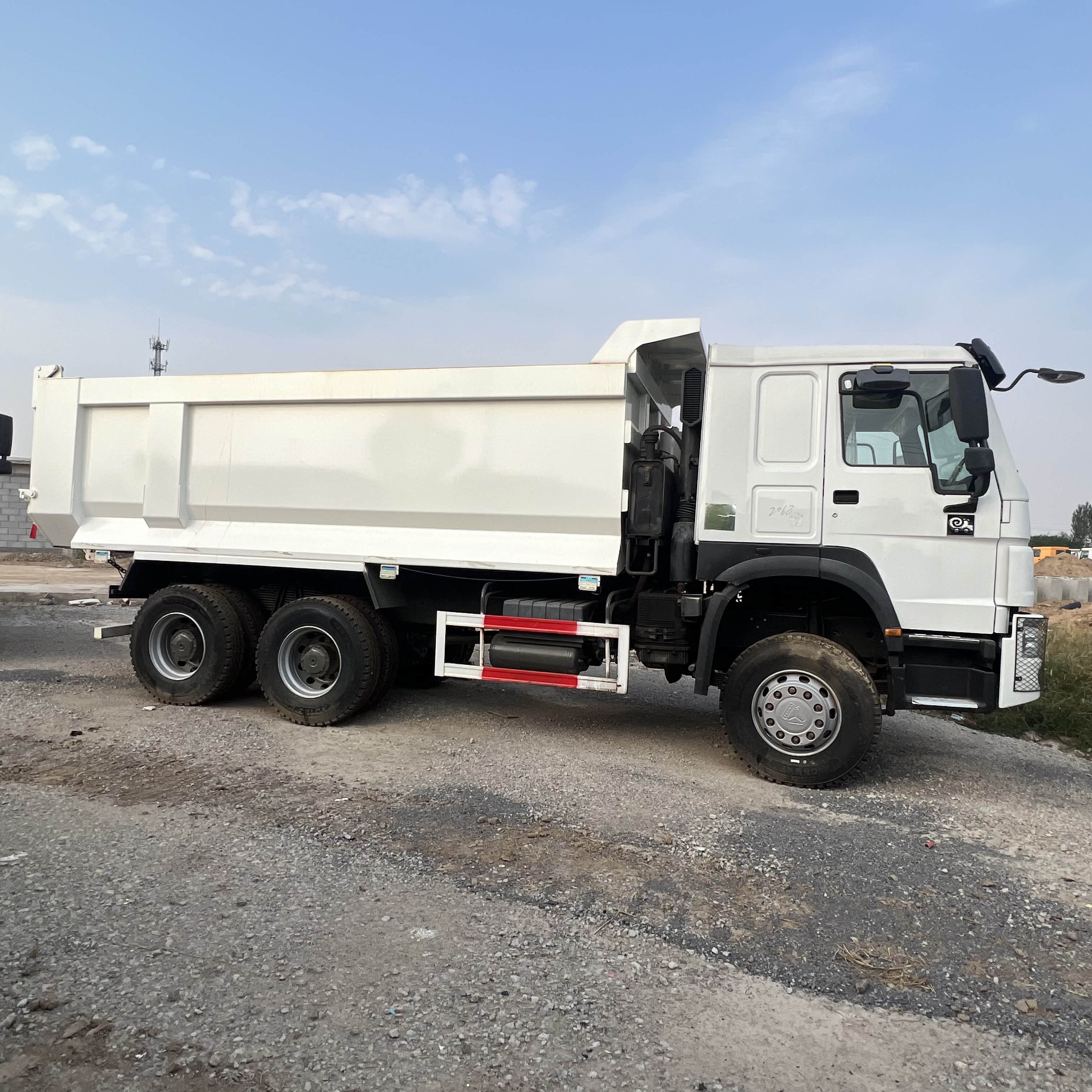 Sinotruk HOWO 371 6*4 Dump truck - Camión volquete: foto 4 Sinotruk HOWO 371 6*4 Dump truck - Camión volquete: foto 4