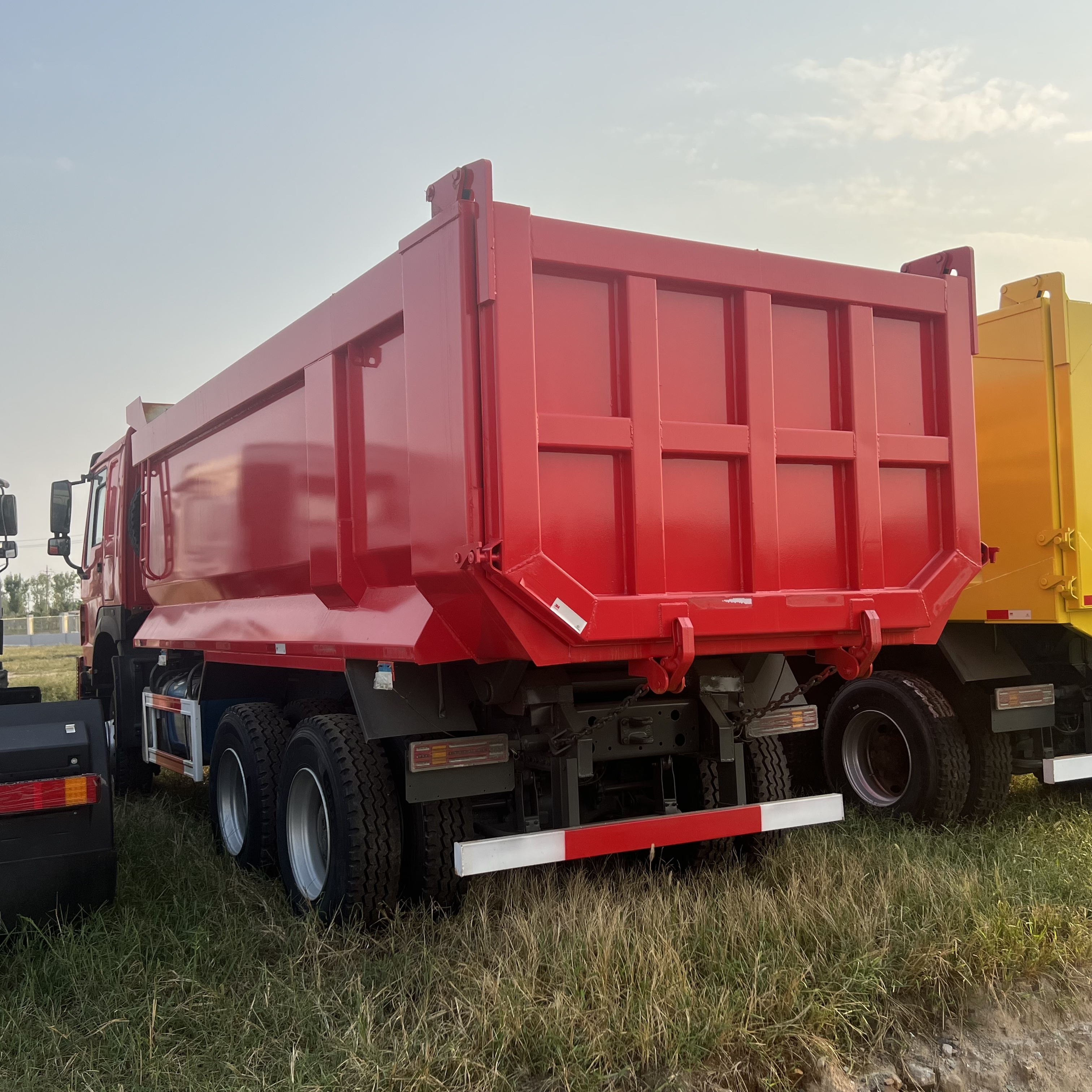 Sinotruk HOWO 371 6*4 Dump truck - Camión volquete: foto 4 Sinotruk HOWO 371 6*4 Dump truck - Camión volquete: foto 4