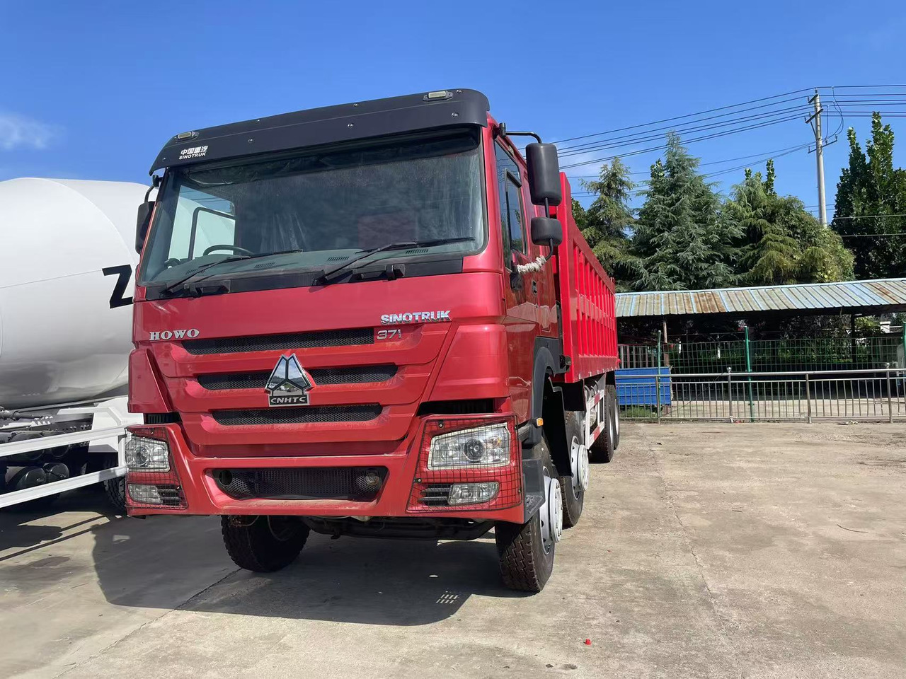 Sinotruk HOWO 371 8*4 Dump truck - Camión volquete: foto 4 Sinotruk HOWO 371 8*4 Dump truck - Camión volquete: foto 4