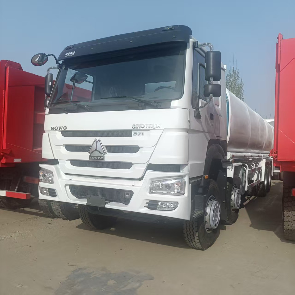 Sinotruk HOWO 371 8*4 Tank truck - Camión cisterna: foto 1 Sinotruk HOWO 371 8*4 Tank truck - Camión cisterna: foto 1