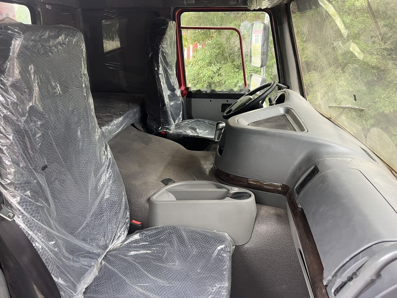 Sinotruk HOWO 8*4 Dump truck - Camión volquete: foto 5 Sinotruk HOWO 8*4 Dump truck - Camión volquete: foto 5