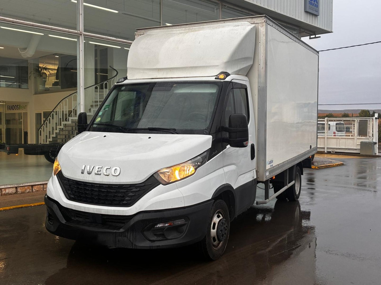 Caja cerrada IVECO 35C16 20m3 con puertas traseras - Furgoneta caja cerrada: foto 1 Caja cerrada IVECO 35C16 20m3 con puertas traseras - Furgoneta caja cerrada: foto 1